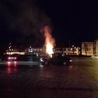 ВИДЕО: В Кулдиге сгорела городская праздничная елка