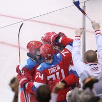 Krievijas hokejisti izšķirošajā spēlē uzvar Somiju un iekļūst Pasaules kausa pusfinālā