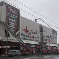 Ugunsgrēkā tirdzniecības centrā Krievijā bojā gājuši vismaz 37 cilvēki