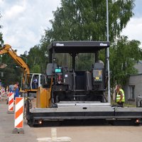 Uz autoceļiem turpinās aktīvi remontdarbi; daudzviet jārēķinās ar sastrēgumiem