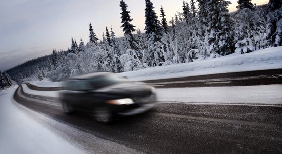 В понедельник утром осложнено движение почти на всех дорогах Латвии