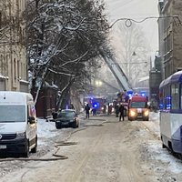 Trīsstāvu ēkas ugunsgrēkā Rīgā viens bojāgājušais; mainīta sabiedriskā transporta kustība (plkst. 8.28)