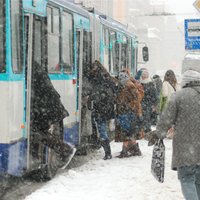 Arī otrdien autovadītāji sabiedrisko transportu Rīgā var izmantot bez maksas