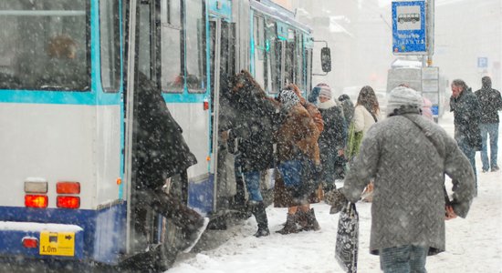 Arī otrdien autovadītāji sabiedrisko transportu Rīgā var izmantot bez maksas