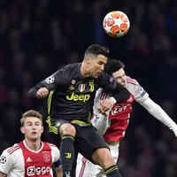 'Juventus' iztur 'Ajax' spiedienu Amsterdamā; 'Barcelona' uzvar Mančestrā