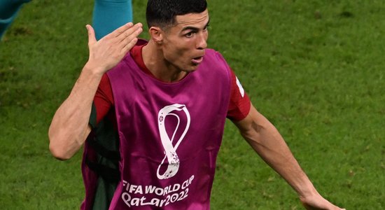 Vai Ronaldu pieskārās bumbai? Portugāles vārtu guvums raisa diskusijas