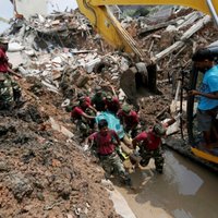 Foto: Šrilankā 19 cilvēki gājuši bojā atkritumu kalna nogruvumā