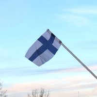 Foto: Somijas simtgadei par godu Latvijā izkar gaviļnieces karogus