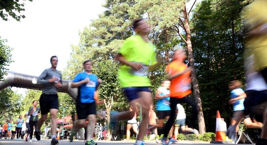 Foto: 'Nike Riga Run' uzvar Jurkevičs un Kažemāka