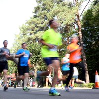 Foto: 'Nike Riga Run' uzvar Jurkevičs un Kažemāka
