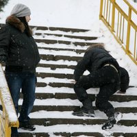 Krītot uz apledojušām ielām, traumas gūst septiņi cilvēki