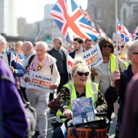 'Brexit' vienošanās noraidīšana sadusmo protestētājus pie Lielbritānijas parlamenta