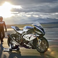 Jaunais 'BMW HP4 Race' motocikls ar oglekļa šķiedras rāmi
