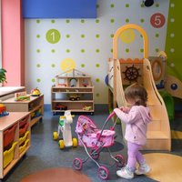 Bērnu slimnīcas poliklīnikas ēkā atklāta jauna rotaļistaba