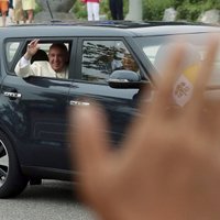 Dienvidkorejiešus pārsteidz pāvesta Franciska mazā mašīnīte