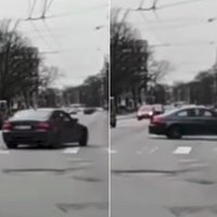 ВИДЕО. ДТП в центре Риги: водитель BMW оказался не самым ловким дрифтером