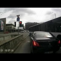 Video: 'Rīgas satiksmes' autobuss nekaunīgi 'nogriež' ceļu