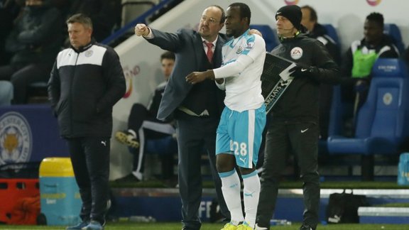 Newcastle United manager Rafael Benitez speaks with Seydou Doumbia 