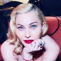 Оденься уже. 61-летнюю Мадонну пристыдили за фото топлесс