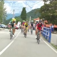 Video: Trasē sakaujas un tiek diskvalificēti divi 'Vuelta Espana' dalībnieki