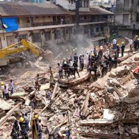 Video: Mumbajā zem sagruvušas ēkas dzīvību zaudējis 21 cilvēks