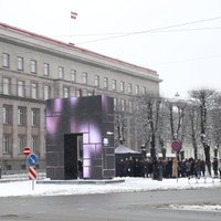 ФОТО: В центре Риги установили "Врата почета"