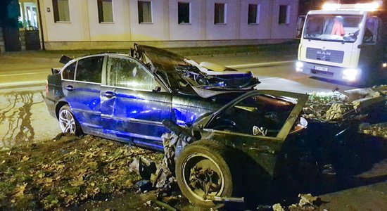 ФОТО: Авария на улице Даугавгривас, в которой погиб водитель BMW