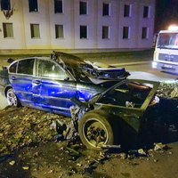 ФОТО: Авария на улице Даугавгривас, в которой погиб водитель BMW