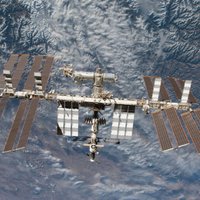 Космонавты на МКС ищут место утечки при помощи пластиковых пакетов