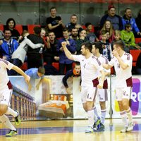 Latvijas telpu futbola izlase sīvā mačā uzvar Armēniju un sasniedz EČ kvalifikācijas izšķirošo kārtu
