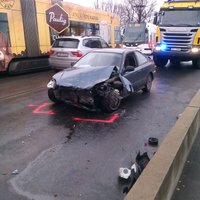 ФОТО: Авария на ВЭФовском мосту – водитель "легковушки" столкнулся с трамваем