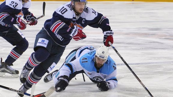 Metallurg s Yevgeny Timkin and Sergey Mozyakin, and Sibir s Andrej Meszaros