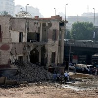 Foto: Spēcīgā sprādzienā cietis Itālijas konsulāts Kairā; viens bojāgājušais