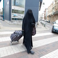 Мусульманок не пустили во Францию за отказ снять паранджу