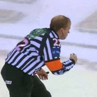 Video: bīstamais hokeja tiesnešu darbs