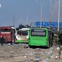 Autobusu konvojā pie Alepo nogrand sprādziens; vismaz 100 bojāgājušie