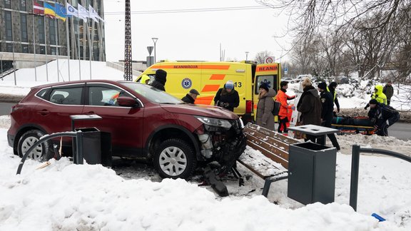 Avārija pie LU ēkas Torņakalnā 09.12.2023. - 8