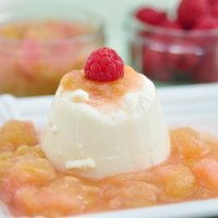 'Panna cotta' ar ātro rabarberu ievārījumu