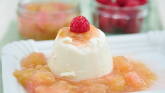 rabarberi panna cotta deserts saldais ēdiens