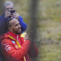 Hamiltons ar "Ferrari" formulu avarē testu otrajā dienā