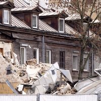 Aizliegts ekspluatēt daļu no ēkas, kas atrodas blakus Rīgas centrā sagruvušajam namam