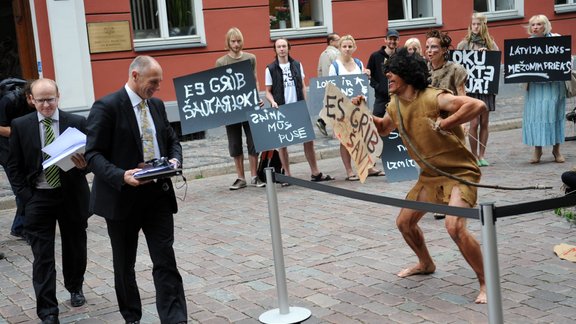 Pie Saeimas protestē pret loku medību legalizēšanu  - 38