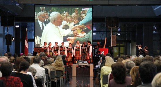 Foto: Latvijā svin par diženiem nosaukto pāvestu Jāņa Pāvila II un Jāņa XXII kanonizāciju