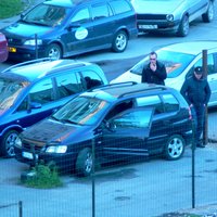 ФОТО. Рабочие в Зиепниеккалнсе вкопали столбы аккурат вокруг чужих машин и захватили двор
