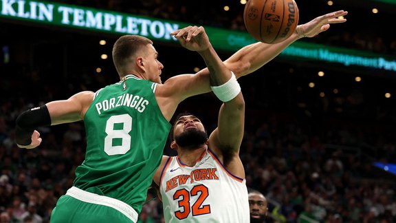 Porziņģis palīdz "Celtics" izcīnīt uzvaru pār tiešo konkurenti "Knicks"