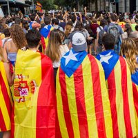 Spānija izmeklē Krievijas iespējamo iejaukšanos Katalonijā, ziņo laikraksts