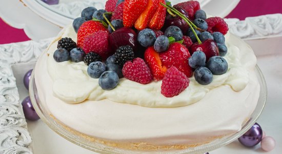 Torte 'Pavlova' ar maskarpones un balzama liķiera 'Šarlote' krēmu