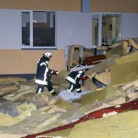 Vētras seku likvidācijas darbi Ventspils slimnīcā pārtraukti stiprā vēja dēļ