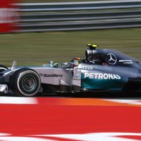 Rosbergs uzvar dramatiskā kvalifikācijā, Hamiltonam sadeg auto