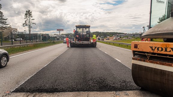 LVC autoceļi asfalts remontdarbi ceļu ceļarullis